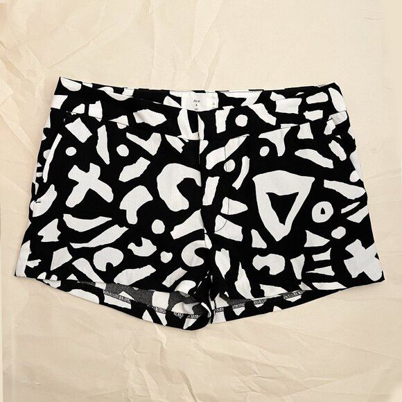 NWOT Urban Outfitters Alice & UO Black & White Patterned Shorts Size 0 - Picture 1 of 14